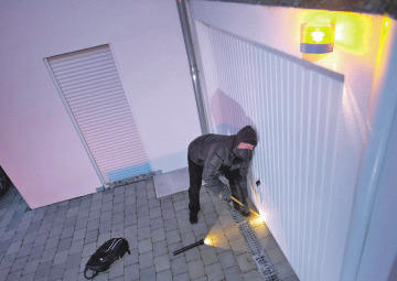 Einbruchversuche registrieren moderne Smart-Home-Systeme sofort – und leiten Maßnahmen zur Abschreckung und Absicherung ein. djd/somfy Einbruchversuche registrieren moderne Smart-Home-Systeme sofort – und leiten Maßnahmen zur Abschreckung und Absicherung ein. djd/somfy